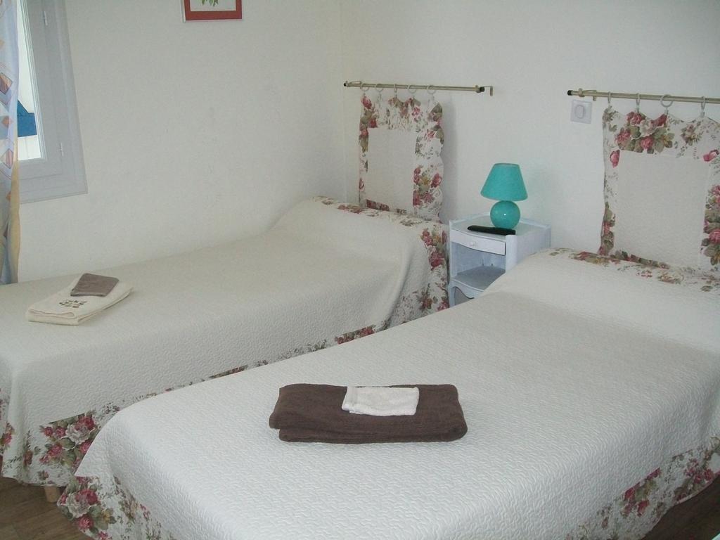 Hotel Au Charme Du Levat Saint Paul de Loubressac Quarto foto